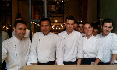 Eduard Xatruch, Oriol Castro&nbsp;insieme a parte della brigata di Disfrutar. Sono due dei tre fondatori del ristorante di Barcellona (telefono +34.933.486896): il terzo,&nbsp;Mateu Casa&ntilde;as, non ha partecipato a questa intervista solo perch&eacute; impegnato nel secondo locale aperto dai tre soci, il Compartir di Cadaqu&eacute;s