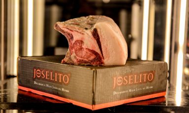 La Chuleta Joselito 25 days Dry Aged acquista aromi inconfondibili anche perché viene maturata negli stessi ambienti in cui vengono stagionati i prelibati salumi dell'azienda spagnola
