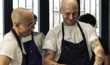 A destra&nbsp;Dmetro Sinclair, chef del Nora Gray di Montr&eacute;al, ospitato negli spazi di House of Mediterraneo a Milano per l'appuntamento con Prosecco Doc Chef Residency
