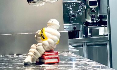 A fine servizio, al D'O di Davide Oldani il Bibendum Michelin prende possesso del pass tra sala e cucina
