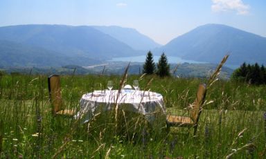 The table set outside restaurant Dolada in Plois d'Alpago (Belluno). This is one of the destinations chosen by our food lovers in today’s survey on where to dine on Easter Day and Easter Monday (Photo Dolada/facebook)