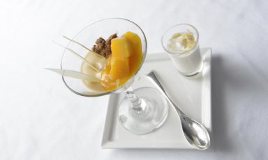 Un primo piano di Come una panna cotta, dolce che prepareranno Gianluca Fusto e Andrea Besuschio al pranzo di domenica prossima a Opera San Francesco. I due pasticcieri milanesi concluderanno con il loro dessert il menu salato firmato da Cesare Battisti, Mauro Brun, Bruno Rebuffi, Davide Scabin, Ugo Alciati e Emiliano Lopez. 