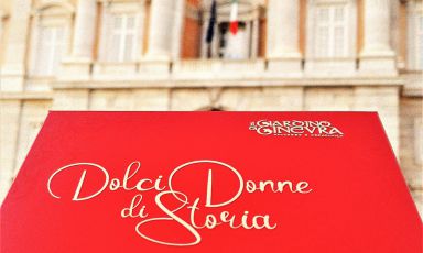 Sullo sfondo la Reggia di Caserta. In primo piano la confezione che racchiude il nuovo progetto, tra storie di donne e grande cioccolato, della pasticciera Anna Chiavazzo

