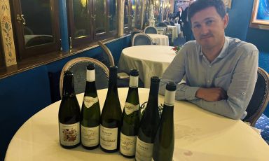 Alexandre Schoffit con i suoi vini durante la cena-degustazione a Colmar
