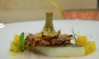 Rombo in oliocottura su crema di lampascioni e topinambur, chutney di cachi e carciofo alla giudia: il piatto del 2021 di Donato De Leonardis
