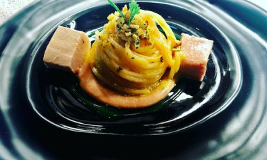Spaghetti aglio, olio e peperoncino con palamita in carpione, battuto di pan grattato, pinoli, prezzemolo e cipolla con emulsione di tonno: il piatto dell'estate di Ernesto Iaccarino
