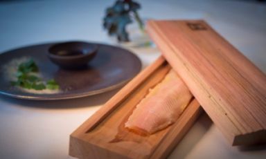 Il Salmerino cotto in bassa temperatura nel legno di cedro con salsa di aceto di lamponi di Helmut Rachinger, chef del ristorante Mühltalhof di Neufelden. E' uno dei piatti che troveremo nel padiglione dell'Austria all'Expo milanese. Per l'Esposizione universale, Vienna ha deciso di scommettere sui cuochi più innovativi del paese, un esempio da imitare