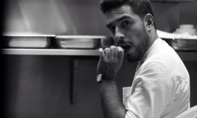 Simone Tondo, 26 anni, cuoco sardo, nella cucina del suo Roseval, bistrot di successo a Parigi, quartiere Ménilmontant, aperto 2 anni e mezzo fa. Nel corso di una lunga chiacchierata, abbiamo cercato di capire se il modello sia replicabile in Italia. E la risposta è negativa sotto diversi punti di vista
