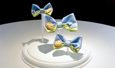 Art representing food: Tanio Liotta’s bow ties are the new setting at Andrea Ribaldone’s I Due Buoi. The photo gallery by Identità Golose