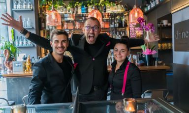 Al centro Luca Marcellin, originario di Pinerolo, patron di  Drinc – Cocktail & Conversation e Drinc Different, cocktail bar a poche centinaia di metri di distanza tra loro. Con lui in foto, Saverio Casella e Sara Cassano
