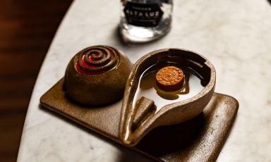Nazca, uno dei nuovi drink del menu Mysteries of the World di Paradiso, è ispirato alle misteriose linee del Perù meridionale. Il drink, a bassa gradazione alcolita, presenta un cordiale complesso e delicato a base di fiori e mais, con una garnish gastronomica con croccante di mais peruviano e una gelatina di Bloody Mary.

