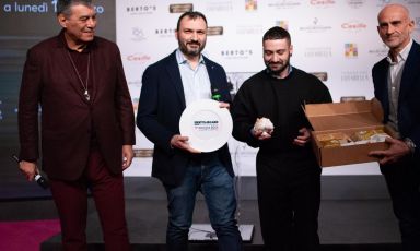 Mario e Remo Capitaneo del ristorante Verso (Milano) sul palco di Identità Milano 2024 ricevono dalle mani di Pasquale Casillo il premio "Creatività in cucina" promosso da Molino Casillo. Con loro è Claudio Ceroni. La motivazione: "Creatività, a differenza di tanti che lo pensano, non è cucinare in maniera strana ma di proporre ricette semplici all’ apparenza, figlie della volontà di appiattire ogni possibile spigolo. In questo caso con sorprendenti risultati finali".
