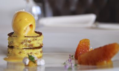 Ricotta, farro e arance di Emanuele Mazzella, chef del ristorante Vespasia di Palazzo Seneca di Norcia (Perugia), una stella Michelin dal dicembre scorso. Il dolce è un'anteprima del menu di marzo
