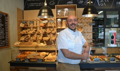 Cristian Marasco orgoglioso davanti al bancone della sua nuova bakery GranAria, in via A. De Gasperi 151 a Merate, Lecco
