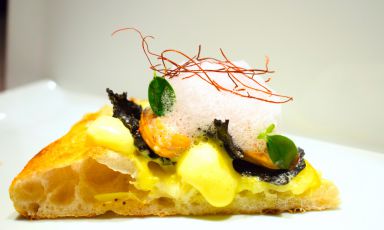 La&nbsp;Pizza riso, cozze e patate &egrave; la proposta 2017 di Leonardo Giannico e Vincenzo Masi alla Taverna Gourmet di Milano
