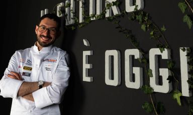 Antonio Biafora, chef-patron dell'Hyle sulla Sila, immortalato al termine della sua lezione a Il Futuro è loro, sezione di "nuovi talenti" nell'ambito di Identità Milano 2022. Tutte le foto sono di Brambilla-Serrani
