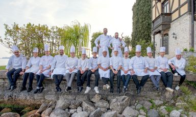 La brigata dei ristoranti del Grand Hotel Fasano di Gardone Riviera, sul Garda bresciano. In piedi, i due nuovi chef, Maurizio Bufi e Pasquale Tozzi
