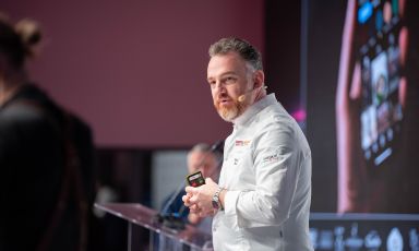 René Frank, executive chef del ristorante Coda, dessert dining 2 stelle Michelin a Berlino, sul palco dell'auditorium a Identità Milano 2024. Tutte le foto sono a cura di Brambilla-Serrani
