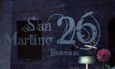 L'insegna del ristorante San Martino 26, un indirizzo che sorprende a San Gimignano (Siena)
