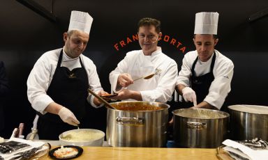 Chicco Cerea, chef di Da Vittorio a Brusaporto (Bergamo), 3 stelle Michelin, oggi impegnato a Identità Milano con Berlucchi. L'azienda Franciacortina ha presentato in anteprima Palazzo Lana Extrême Riserva. Accanto, le delizie del cuoco
