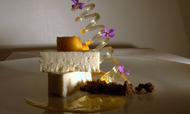 Il Parfait al Miele di "Sulla" con briciole di biscotto al cioccolato modicano e frutta flambata con "Spiritu re' Fascitrari" di Claudio Ruta, chef del ristorante La Fenice dell'hotel Villa Carlotta a Ragusa, una stella Michelin
