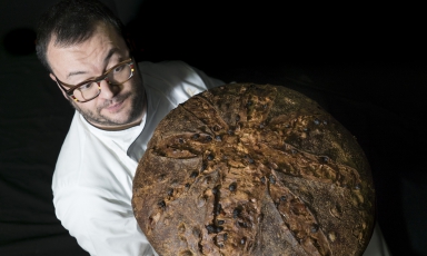 Pierluigi Perbellini con un grande panettone pronto per il Natale
