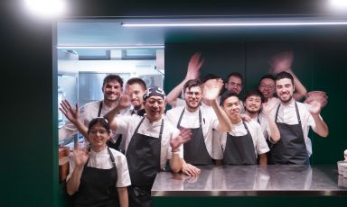 Yoji Tokuyoshi e brigata. Il ristorante del giapponese ex sous chef di Massimo Bottura riapre a Milano, rinnovato, il 10 febbraio
