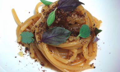 I Vermicelli mantecati in brodo di pollo, spezie tostate e infuso di parmigiano di Luciano Monosilio, chef di Pipero al Rex a Roma, una stella Michelin. Nel piatto convergono diverse influenze, dall'Oriente alla montagna italiana
