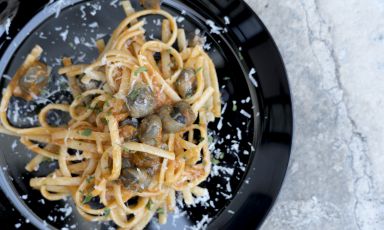Linguine di grano duro con lumache di terra , pomodoro datterino giallo e pecorino: il piatto dell'estate di Angela Nigro e Camillo Silibello
