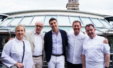 Almir Ambeskovic, CEO at TheFork, in the middle, with four of the five super-chef who participated in the dinner celebrating 15 years of the digital platform. Left to right Hélène Darroze, Alain Ducasse, Chicco Cerea and Martín Berasategui
