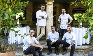 A sinistra, Ariel Hagen, executive chef di Borgo Santo Pietro, resort di lusso a Chiusdino (Siena) assieme alla sua brigata
