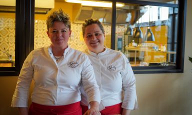 Maria Probst e Assunta Pandolfi, le due chef al timone del progetto Il Cerreto Bio Ristorante,&nbsp;all'interno dell'omonimo bio agriturismo di Pomarance (Pisa)
