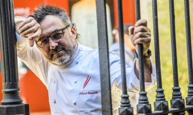 Albert Raurich, classe 1970, è stato chef de cuisine di elBulli dal 1999 al 2007. Nel 2008 ha aperto a Barcellona Dos Palillos

(La foto è stata scattata dalla fotografa catalana Marta Bacardit)

