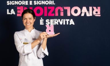 Mercoledì 12 luglio a Identità Golose Milano sarà protagonista la Migliore chef donna per la Guida di Identità Golose 2023 Jessica Rosval. L'orario unico di prenotazione è per le 20:00: prenotatevi visitando il sito dell'Hub.
