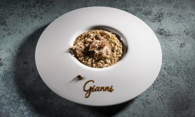 Risotto al distillato di caffè con polvere di capperi, bottarga di acciughe e tartufo bianco, un piatto in carta alle Calandre di Rubano (Padova) e presentato da Massimiliamo Alajmo al congresso di Identità Milano del settembre scorso (foto Brambilla/Serrani)
