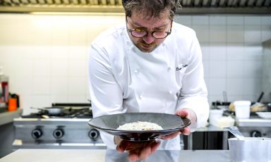 Diego Papa al lavoro. È lo chef-patron - col fratello Giambattista - del ristorante Gaudio a Barbariga, nella Bassa Bresciana. Le foto seguenti sono di Nicolò Brunelli
