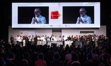 Un palco gremito, una platea altrettanto stracolma: la degna chiusura dell'edizione numero 20 di Identità Milano, con la festa per i 30 anni dell'Osteria Francescana e la Francescana Family
(Tutte le foto sono di Brambilla/Serrani)
