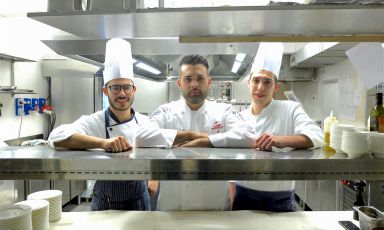 Cristopher Carraro con la sua brigata: è il resident chef del Casual di Bergamo, il ristorante di Enrico Bartolini appena illuminato da una stella Michelin. Ci siamo stati, e abbiamo rilevato che... (foto Tanio Liotta)
