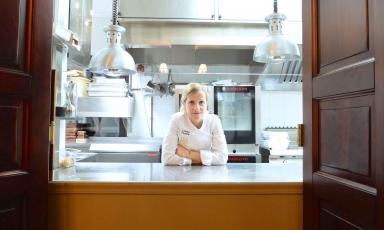Loretta Fanella by the pass at her new restaurant Opéra, at Relais Sassa al Sole in San Miniato (Pisa). The famous pastry chef signs both the savoury and sweet sides of the menu only since the 1st of December, but already shows all her talent (photo by Tanio Liotta)
