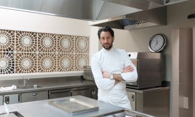 Luigi Taglienti fotografato da Tanio Liotta nella cucina del suo Lume, a Milano
