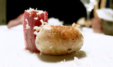 Salsiccia di branzino in budello di montone con rafano e torsolo di mela fermentato:&nbsp;uno dei piatti a base di salumi di mare ideati da Roberto Franzin, chef del&nbsp;Tarabusino delle Oche Selvatiche&nbsp;a Grado (Gorizia)
