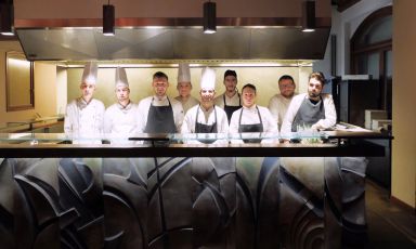 La squadra de I Fontanili quasi al completo (la brigata &egrave; di 10 elementi che presto diventeranno 12). Da sinistra Claudio Di Giovanni, classe 1997, Simone Torchetti, classe 1993, Luca Ferrari, classe 1995, Matteo Moneta, classe 1996, il pastry chef Alessio Gallelli, classe 1995, Fabio Rossini, classe 1997, Erica Santelli, classe 1983, lo chef Stephan Vaccaro, classe 1979, il sous Andrea Vitali, classe 1991. Foto Tanio Liotta
