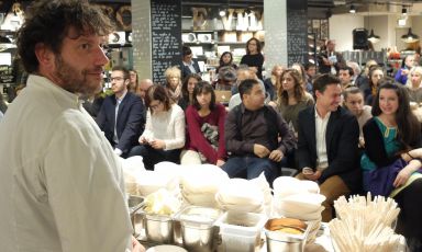 A shot from the meeting last Friday at Coin - Spazio Cargo Etc. in Piazza Cinque Giornate in Milan, with chef Cesare Battisti and professor Severino Salvemini. The "Storie di gusto e di passione" series organised in collaboration with Identità Golose involved six more cities: Bari, Bergamo, Catania, Naples, Rome, Treviso. In the following piece we publish a photo gallery with participants, dishes and the best moments in these 7 events
