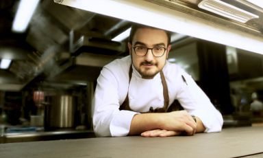 Pasquale Laera, classe 1988, &egrave; chef de La Rei, ristorante gastronomico de Il Boscareto Resort di Serralunga d'Alba. Arriv&ograve; qui come executive quando il menu era firmato da Antonino Cannavacciuolo; via quest'ultimo, lui &egrave; rimasto
