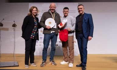 A Gianfranco Pascucci, chef del ristorante Pascucci al Porticciolo, Fiumicino (Roma), è andato il premio "Sperimentazioni". A premiare sono, nella foto, Mario e Antonio Goeldlin, titolare della Goeldlin, con Paolo Marchi. La motivazione:«Non una cucina di pesce, ma di mare. Ossia di chi sa cogliere le sfumature delle onde per poi rielaborarle, portando nei piatti – indimenticabili - i fondali, ma anche i profumi della costa e della macchia selvaggia. Con tecnica e pensiero, nascono interpretazioni uniche e indimenticabili del mare di Fiumicino»
