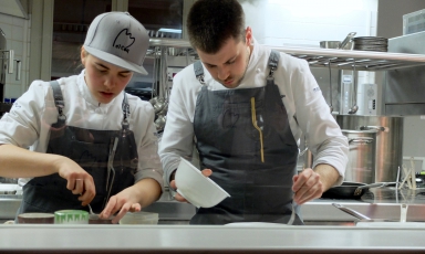 Lorenzo Cogo at work behind the pass at his new El Coq in Vicenza (photo Tanio Liotta)

