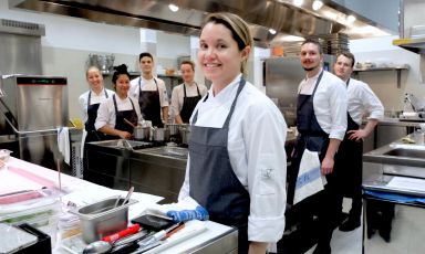 Nella foto di Tanio Liotta, la brigata della Gucci Osteria di Firenze. In primo piano la chef Karime Lopez, dietro di lei da sinistra Tamara Rigo, Vanessa Chiu, Lorenzo Vendali, Hellen Wagner, Marko Sterlicchi e Nicola Montalti. Manca solo il sous Mattia Agazzi
