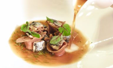 Tortelli di farina di castagne con ricotta piemontese, agone alla brace, colatura di alici e consomm&eacute;: bel piatto di Matteo Felter, chef de Il Fagiano all'interno del Grand Hotel Fasano a Gardone Riviera (Brescia). Una splendida scoperta
