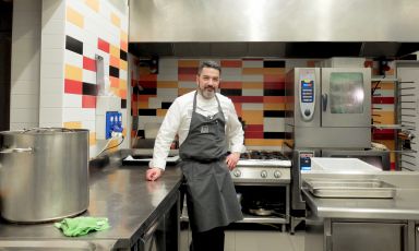 Dietro Al Pont de Ferr, nel cortile interno, c'è una seconda cucina con molte apparecchiature, dove vengono effettuate varie operazioni - la disidratazione, ad esempio. Il locale era una vecchia officina della Porsche, ancora sono appese all'esterno le insegne della casa automobilistica tedesca e l'interno è piastrellato coi suoi colori, giallo-oro, rosso e nero, ripresi dalla bandiera della Germania. Lì Tanio Liotta ha fotografato Ivan Milani
