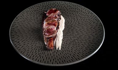 Radicchio laccato, cervo al mosto cotto e mandorle​: il piatto del 2021 di Filippo Baroni (foto di Lido Vannucchi)

